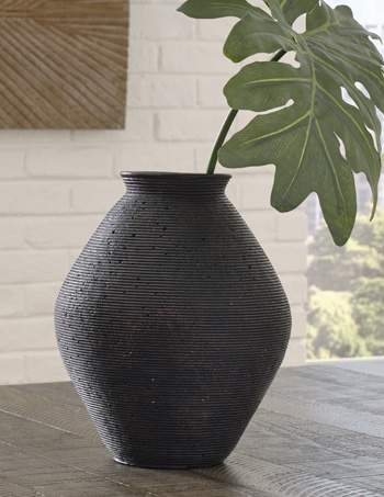 19ff9c0424d7822359b831c40b61dcaa Hannela Vase - Image 1